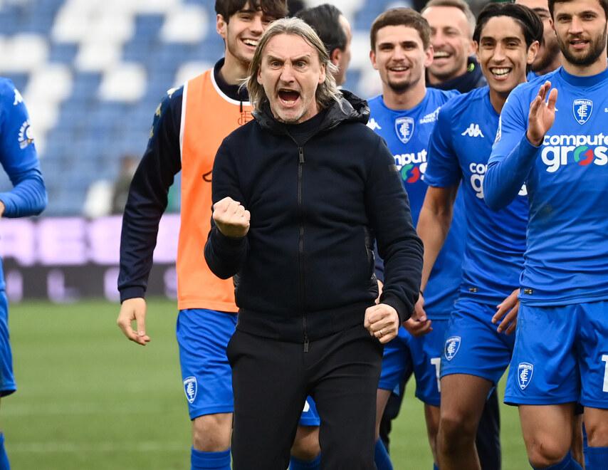 Davide Nicola va a festeggiare con i tifosi azzurri dopo la vittoria ottenuta contro il Sassuolo