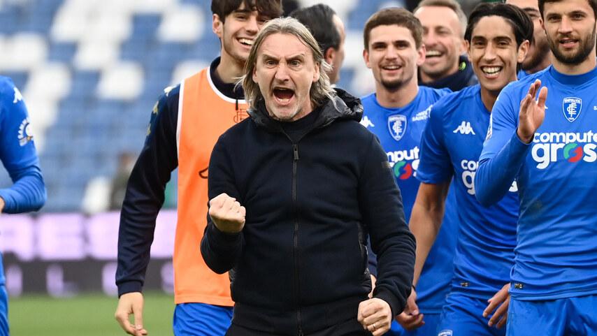 Davide Nicola va a festeggiare con i tifosi azzurri dopo la vittoria ottenuta contro il Sassuolo