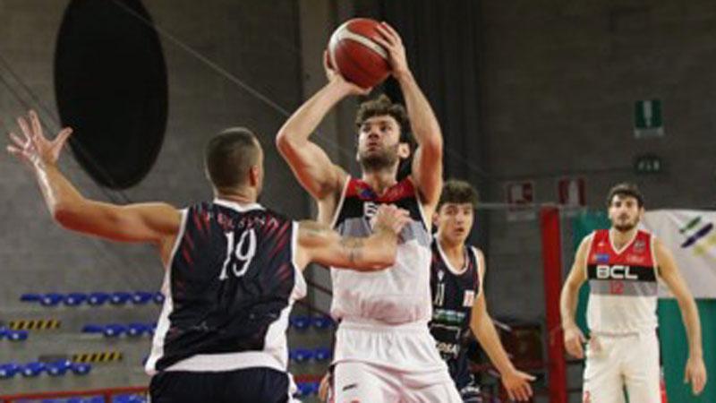 Carlo Trentin in azione sotto canestro a difesa avversaria schierata