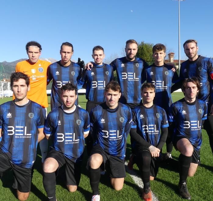 La formazione dello Sporting Forte dei Marmi che occupa saldamente il quinto posto nella classifica del girone B del campionato di terza categoria
