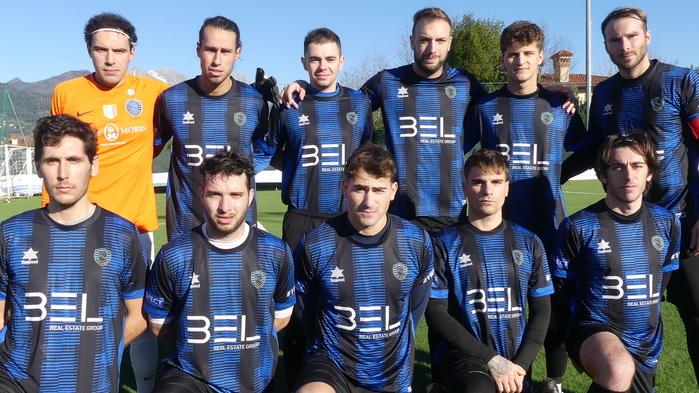 La formazione dello Sporting Forte dei Marmi che occupa saldamente il quinto posto nella classifica del girone B del campionato di terza categoria