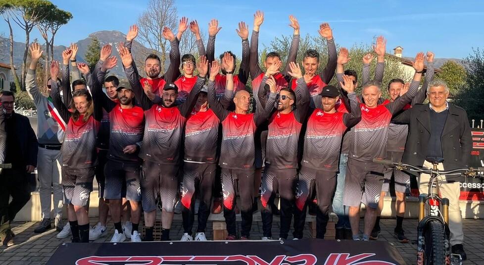 Gli atleti che compongono la nuova squadra dell’Asd Speedy Bike
