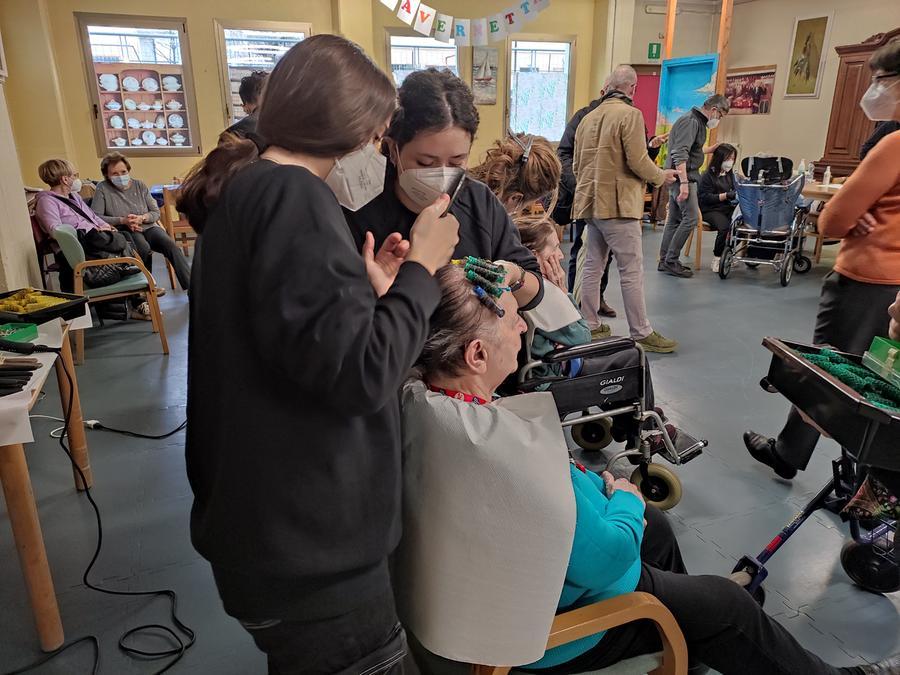 Estetica e benessere, allievi ferraresi all’opera nella Cra di Modena