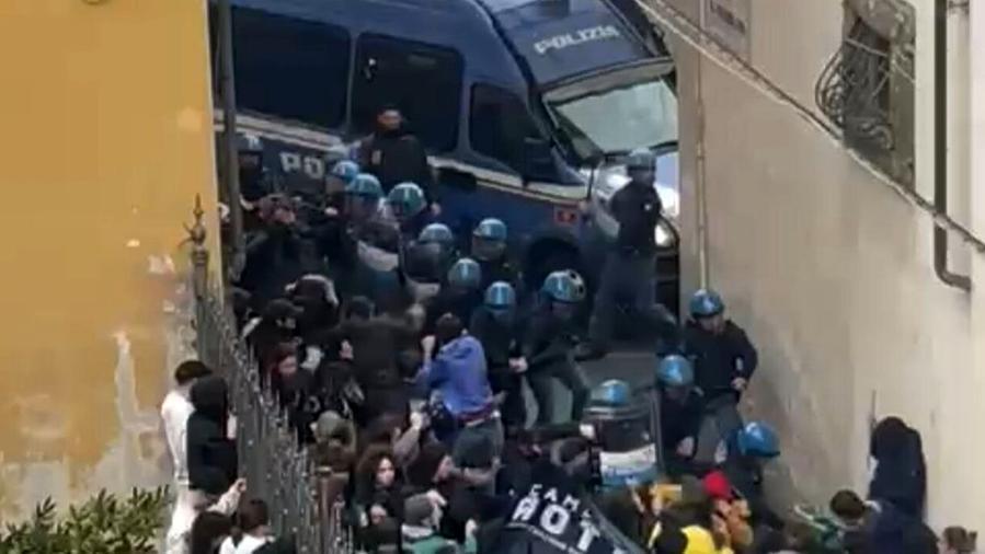 Studenti manganellati a Pisa e Firenze: rimossa una dirigente del reparto mobile
