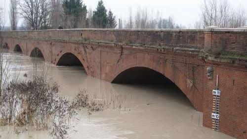 Maltempo, la situazione in diretta: riaprono i ponti a Modena. Chiuso Ponte Motta a Cavezzo e, dalle 19, anche il ponte di San Martino Secchia a Carpi per il passaggio della piena del Secchia