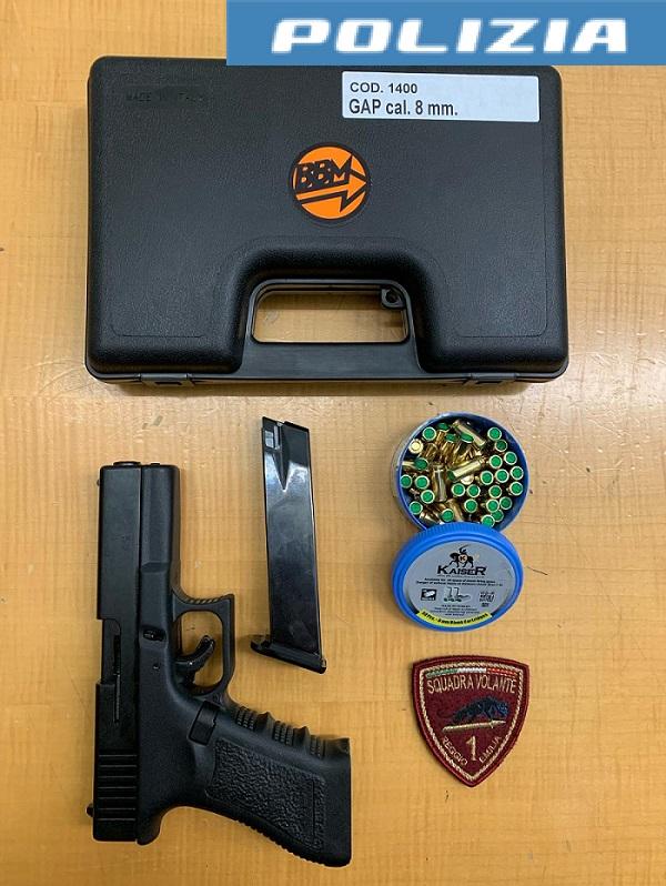 In giro in auto mostrano una pistola dal finestrino, denunciati