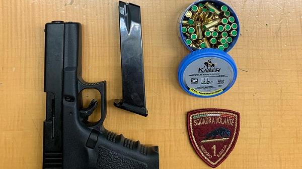 In giro in auto mostrano una pistola dal finestrino, denunciati