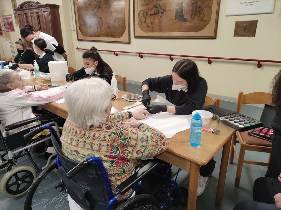 Modena, allievi estetisti e parrucchieri fanno manicure e messa in piega alle ospiti della Casa residenza anziani