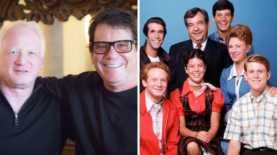 A sx don Most (Ralph Malph) e Anson Williams (Warren “Potsie” Weber). A dx i protagonisti di Happy days