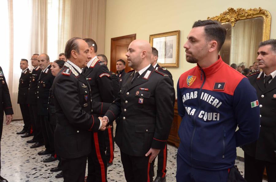 Carabinieri, il comandante interregionale Salvatore Luongo consegna le medaglie Mauriziane