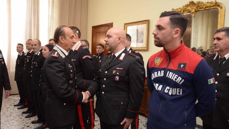 Carabinieri, il comandante interregionale Salvatore Luongo consegna le medaglie Mauriziane