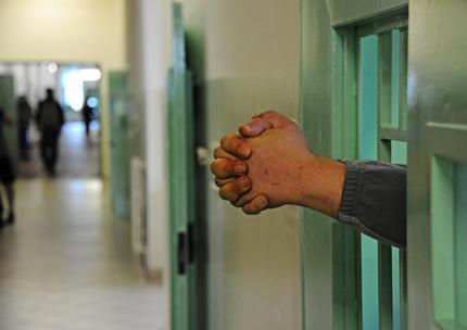 Ferrara, agenti accusati di violenza contro un detenuto: «Condannateli per tortura»