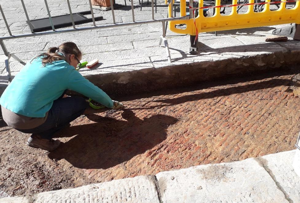 Massa Marittima, durante i lavori in centro spunta la pavimentazione medievale<br>
