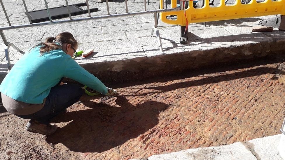 Massa Marittima, durante i lavori in centro spunta la pavimentazione medievale<br>