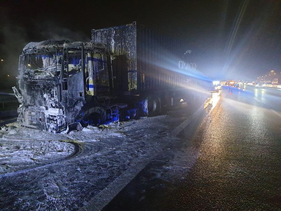 In fiamme la motrice di un autotreno che trasporta palline di plastica