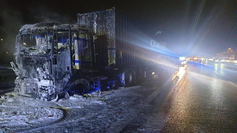In fiamme la motrice di un autotreno che trasporta palline di plastica