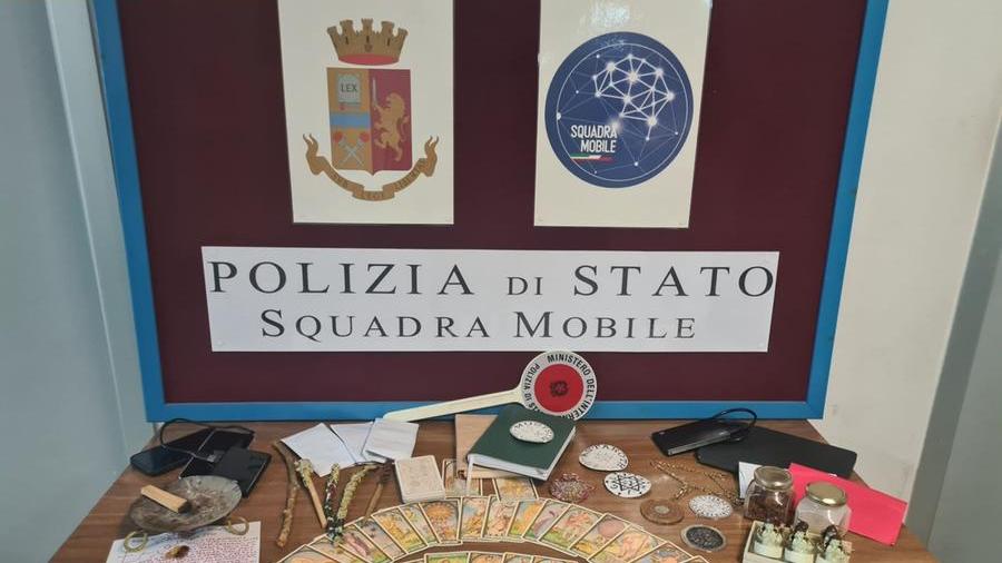 Il materiale, amuleti e tarocchi, sequestrati dalla squadra mobile della polizia di Stato alla Maga e al figlio