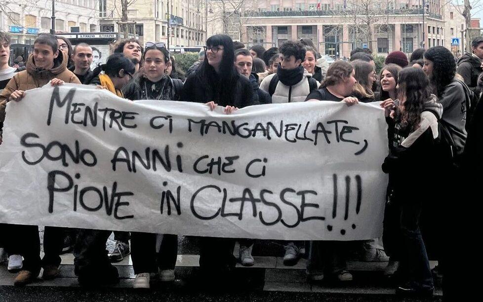 Livorno, aule allagate e riscaldamento ko. Gli studenti manifestano per protesta: «Mentre ci manganellate, sono anni che ci piove in classe»
