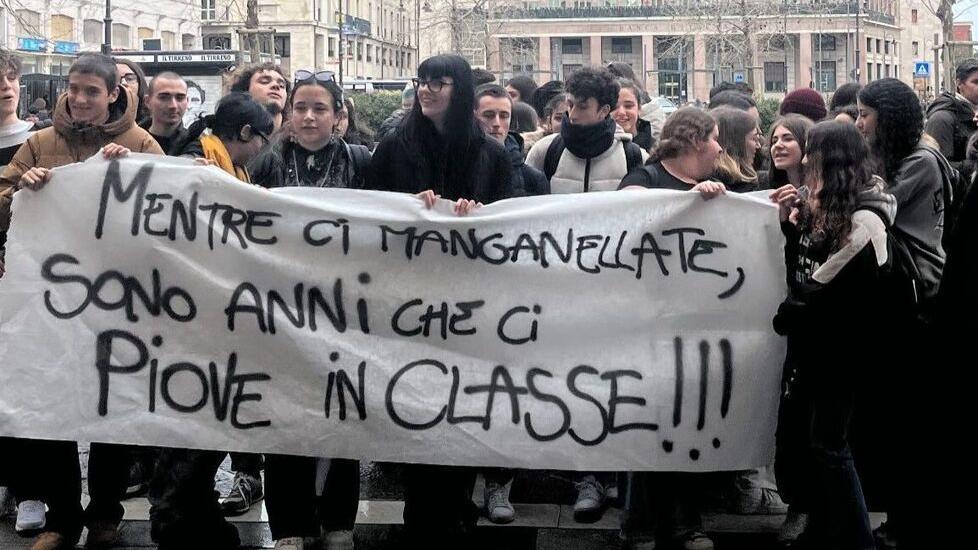 Livorno, aule allagate e riscaldamento ko. Gli studenti manifestano per protesta: «Mentre ci manganellate, sono anni che ci piove in classe»