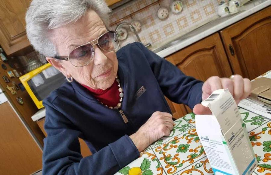 
	La signora Maria con la scatola del farmaco

