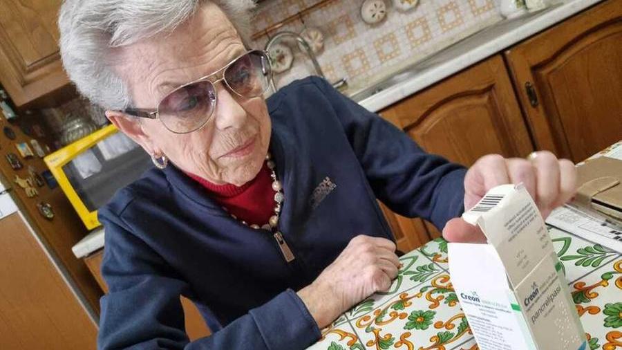 La signora Maria con la scatola del farmaco