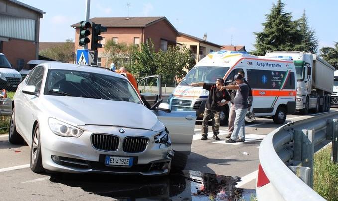 Schianto tra auto, feriti e traffico in tilt