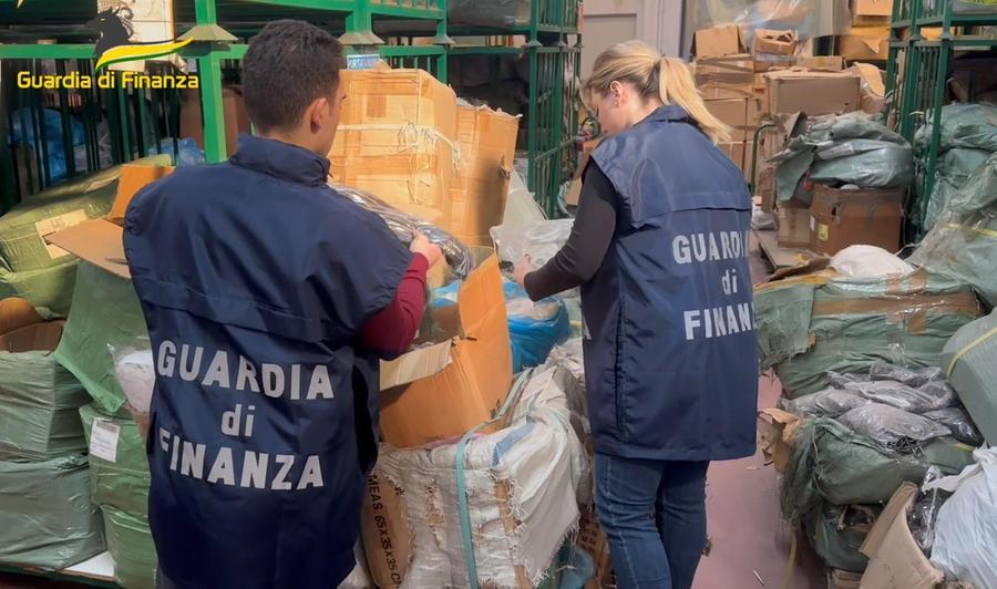 Prato, la Finanza sequestra 920.000 prodotti con marchi contraffatti o pericolosi per la salute