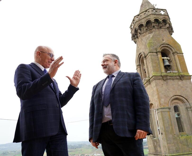 Il sindaco Renzo Macelloni e il direttore del Tirreno Cristiano Marcacci (Silvi)