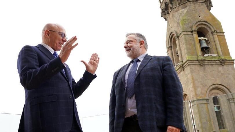 Il sindaco Renzo Macelloni e il direttore del Tirreno Cristiano Marcacci (Silvi)