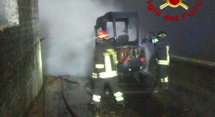 Pattada, in fiamme due escavatori: danni ingenti