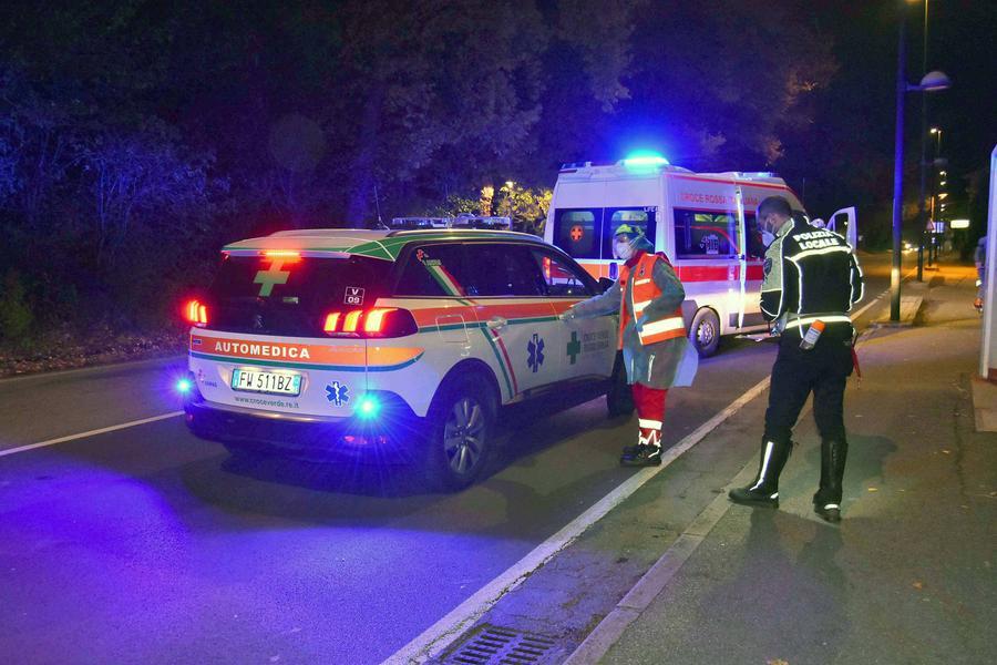 Auto fuori strada in via Salvarani, due giovani feriti