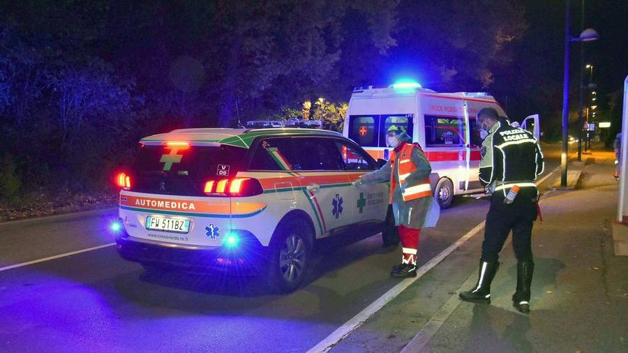 Auto fuori strada in via Salvarani, due giovani feriti