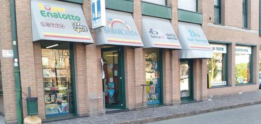 Carpi, rapina choc alla tabaccheria: 2 anni a un bandito, l’altro assolto