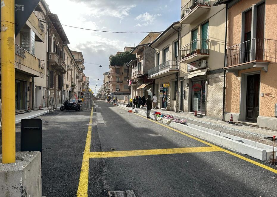 Il tratto iniziale di via Mazzini, lato stazione, parzialmente riaperto