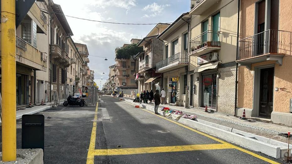 Il tratto iniziale di via Mazzini, lato stazione, parzialmente riaperto