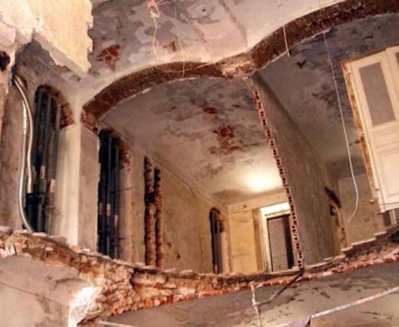 L’interno del Politeama dopo uno dei crolli