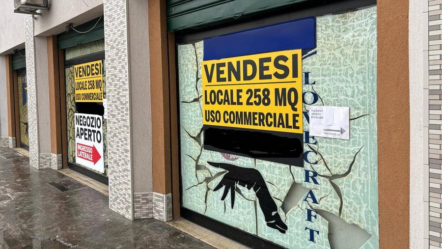 Modena, prende a calci la vetrina del sexy shop. Poi fa lo stesso con carabinieri e medici