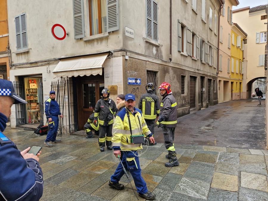Reggio Emilia, fuga di gas in via Guidelli: strada chiusa in centro