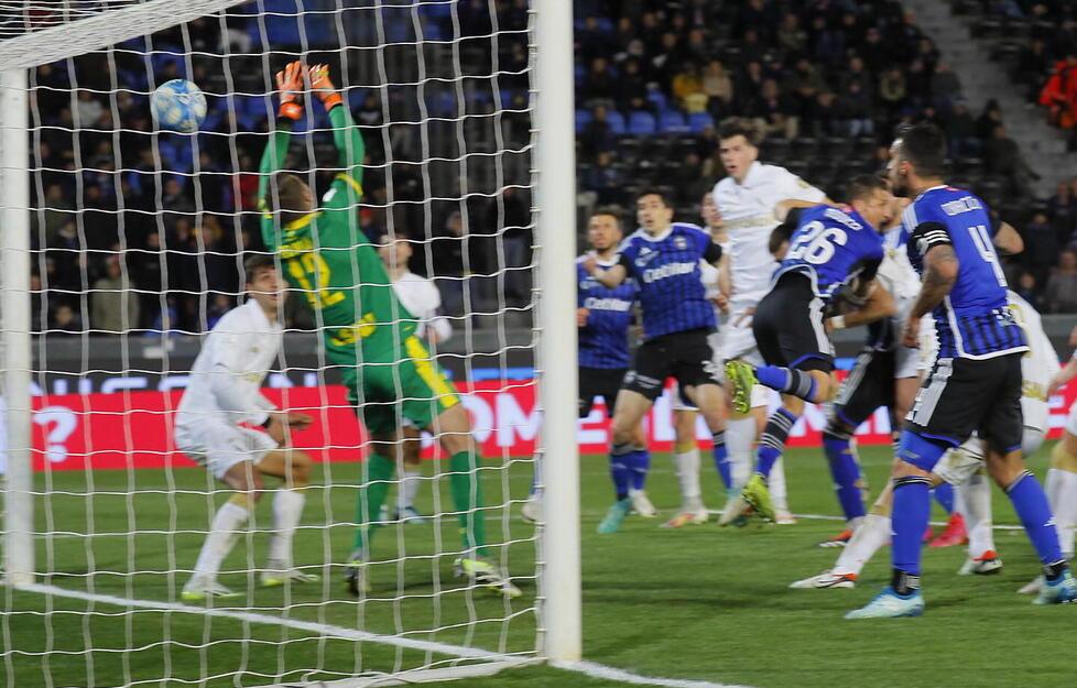 S’insacca il colpo di testa di Canestrelli per il definitivo 2-2 (foto Muzzi)
