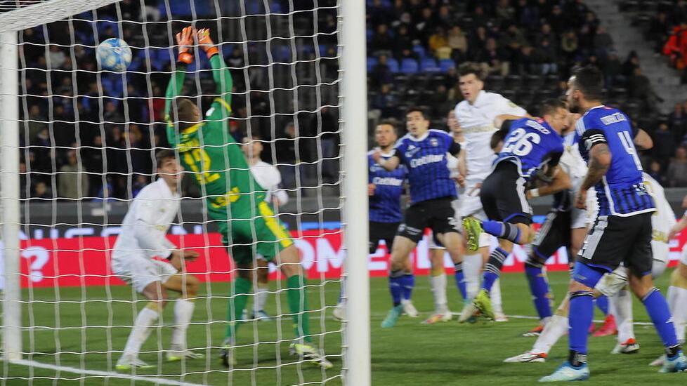 S’insacca il colpo di testa di Canestrelli per il definitivo 2-2 (foto Muzzi)
