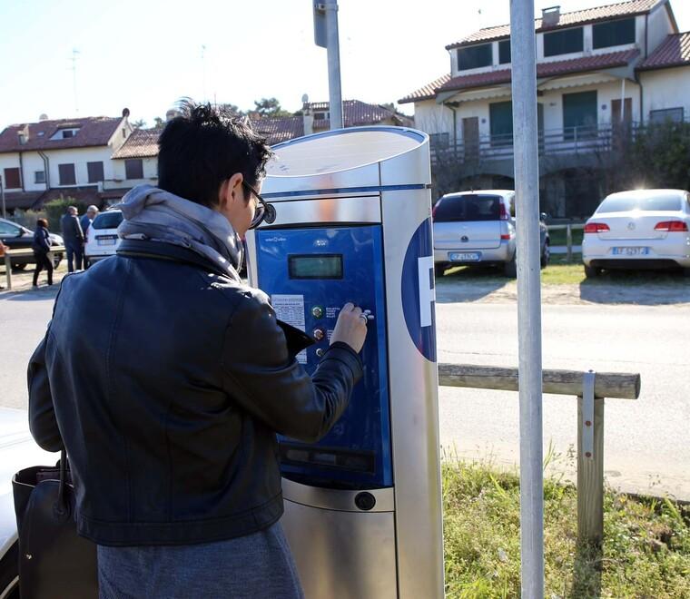 Scatta la sosta a pagamento ai Lidi comacchiesi. «Tariffe invariate rispetto al 2023»