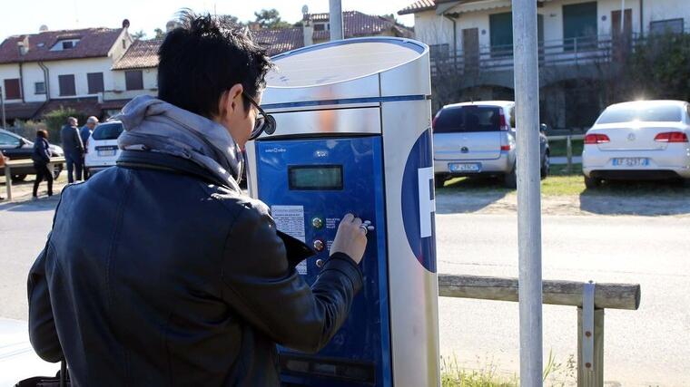 Scatta la sosta a pagamento ai Lidi comacchiesi. «Tariffe invariate rispetto al 2023»