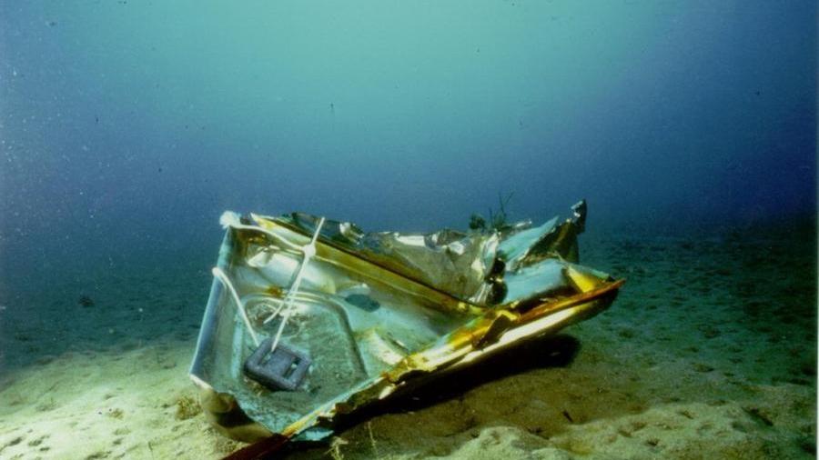 Un pezzo dell'elicottero Volpe 132 trovato nei fondali di Feraxi
