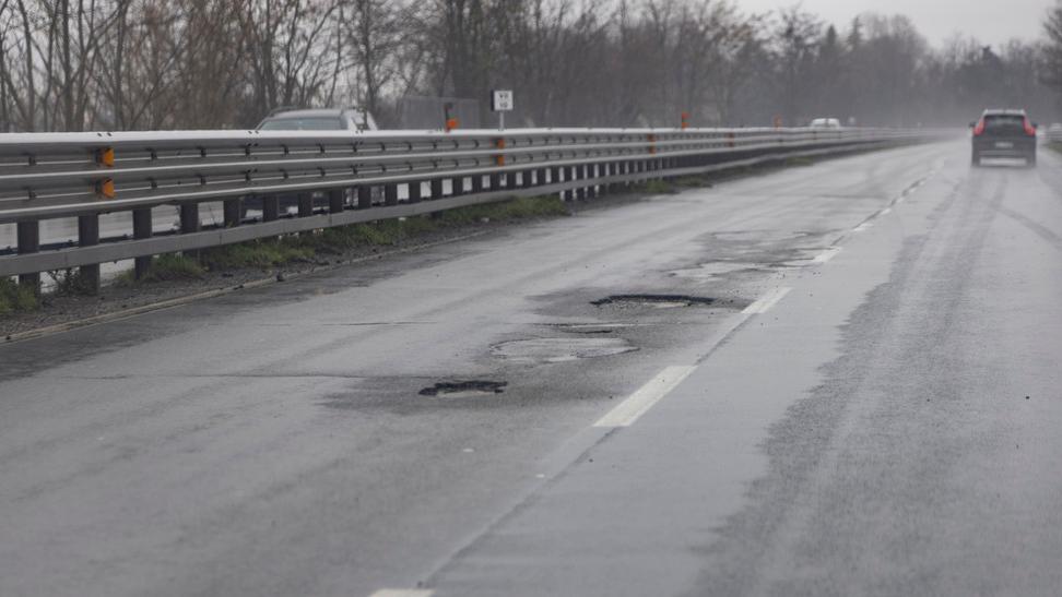 Tangenziale, con la pioggia siamo alle solite: buche sull’asfalto da Sassuolo a Modena Nord<br type="_moz" />