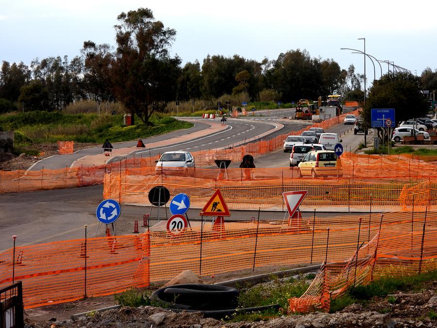 
	La strada provinciale 56 collega Oristano e Santa Giusta

