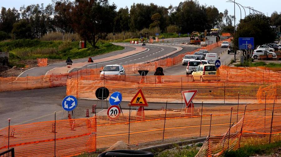 La strada provinciale 56 collega Oristano e Santa Giusta