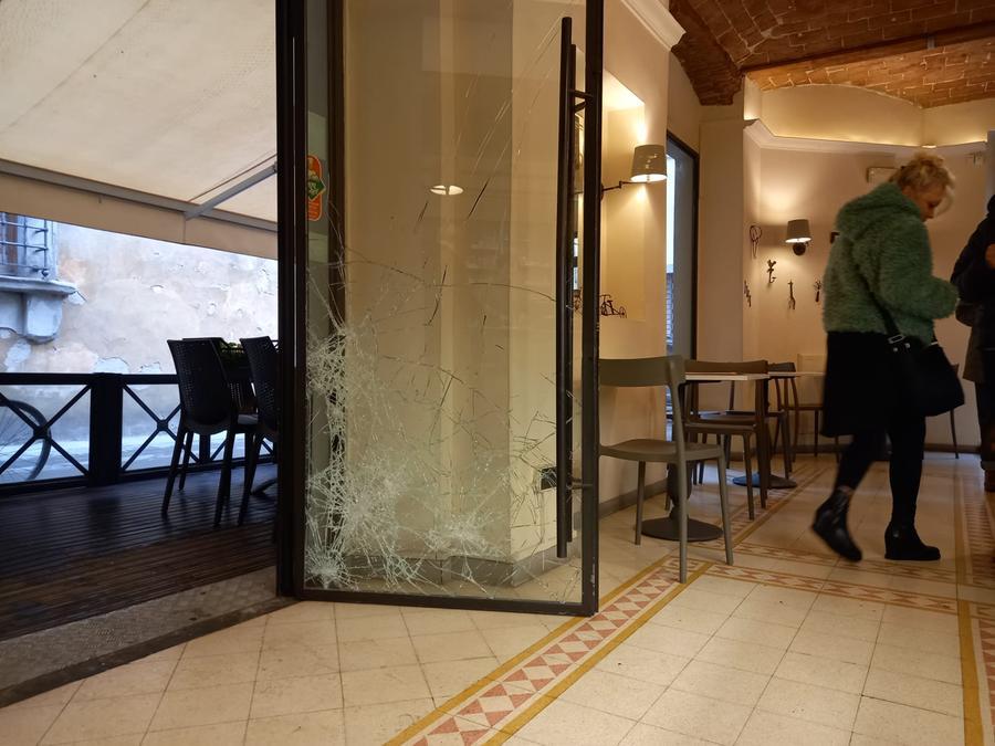 
	La porta a vetri danneggiata alla Caffetteria del Centro

