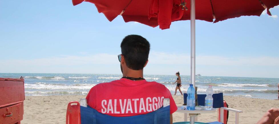 Piombino, ormai non si trovano più bagnini: sicurezza in spiaggia a rischio