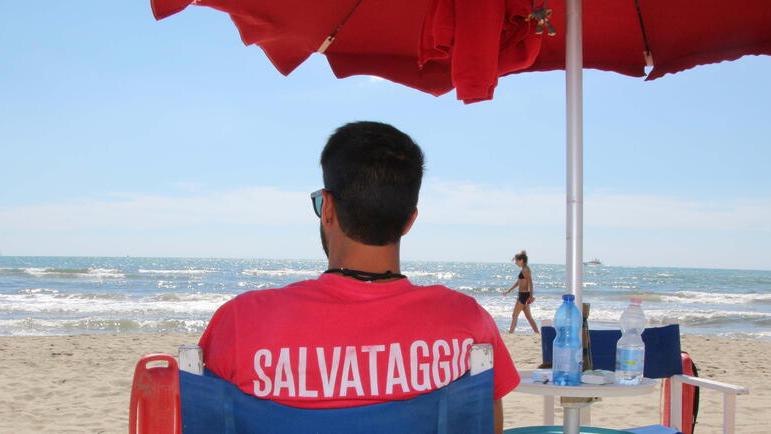 Piombino, ormai non si trovano più bagnini: sicurezza in spiaggia a rischio