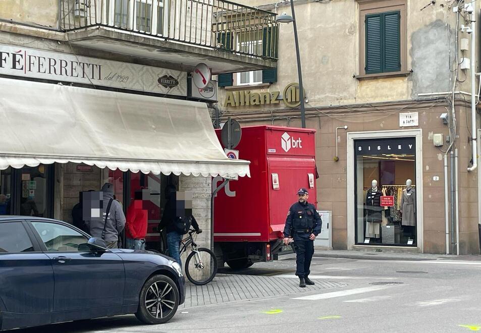 Pontedera, lite in centro tra una coppia e un corriere: urla e offese poi l’arrivo degli agenti